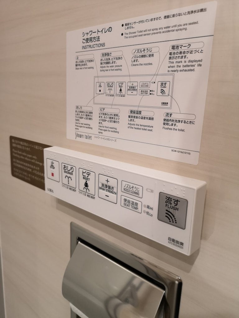 Japansk toilet med forklaring på både japansk og engelsk